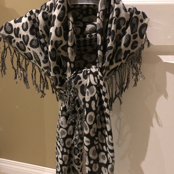 Nice triangle scarf - Picture 3 of 3